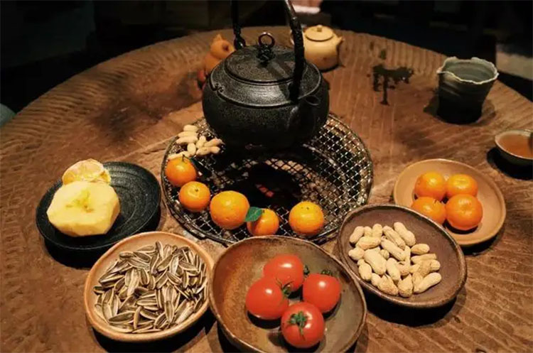 圍爐煮茶：起一爐火，煮兩碗茶，聊三餐四季，話五谷豐登(圖1)